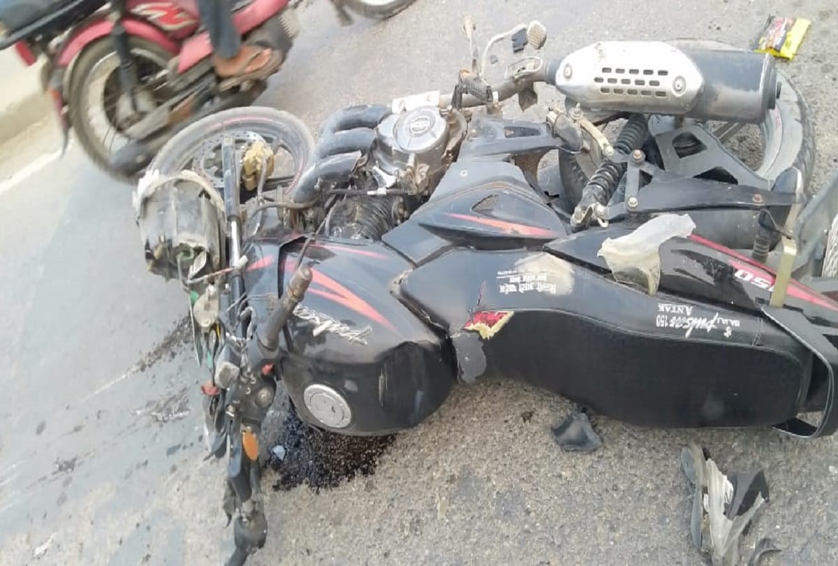 youth dies in varanasi after overspeed  vehicle hit bike at Lahartara bridge in varanasi his friend condition critical