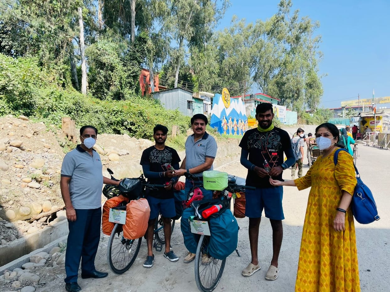 two youth start bicycle race to make world record