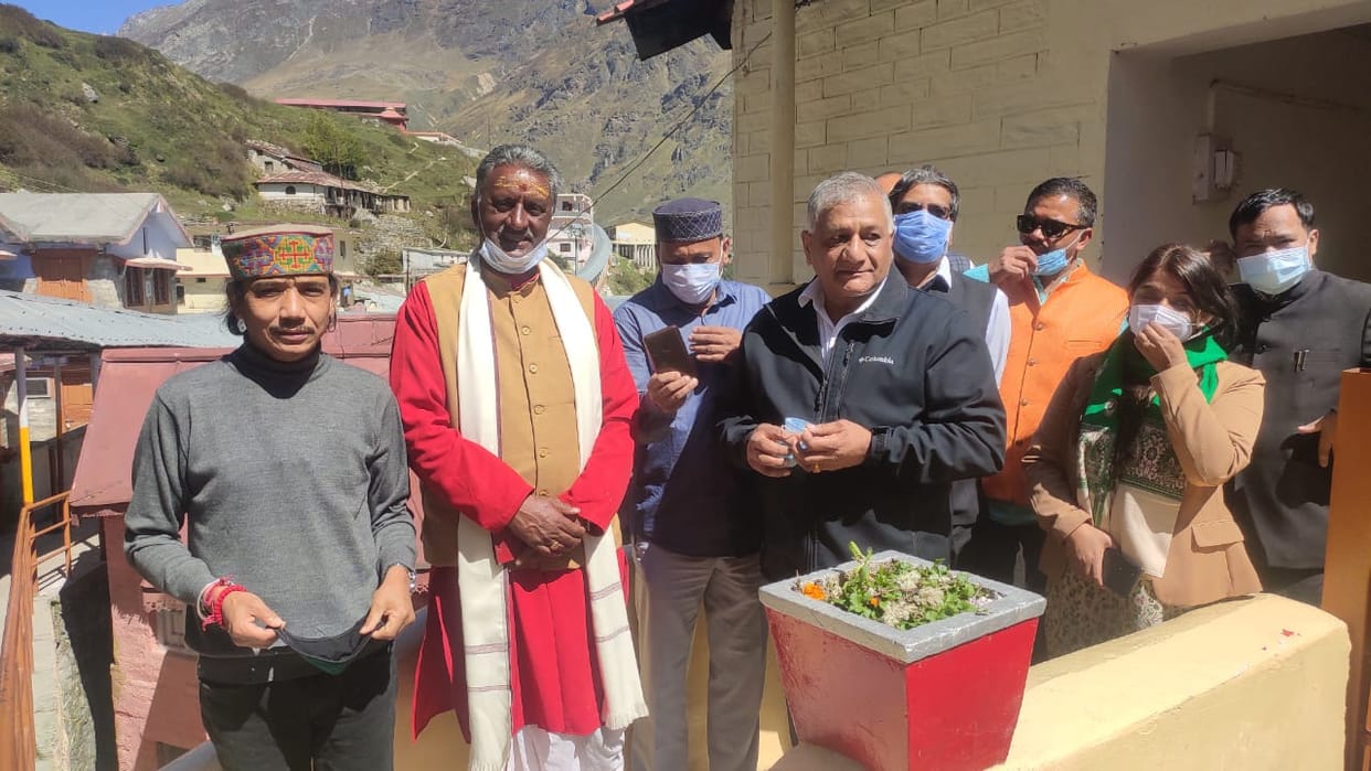 chardham yatra udate: Huge movement of devotees, trekking team of Bengal, Haryana and Delhi reached Yamunotri via Bali Pass