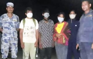 Caught the girl who was being taken to Delhi after being deceived