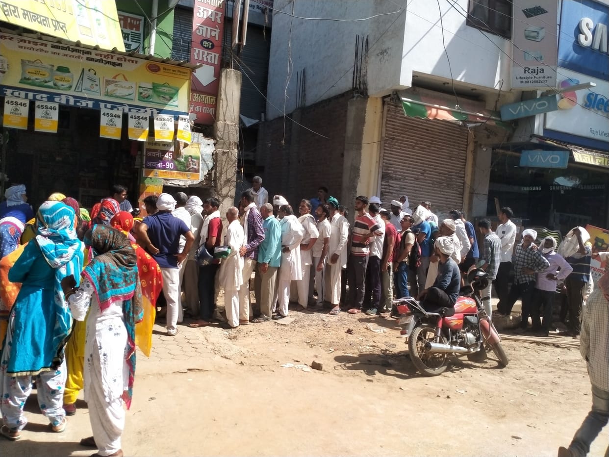 Fertilizer did not reach the sales center, long line at private shops