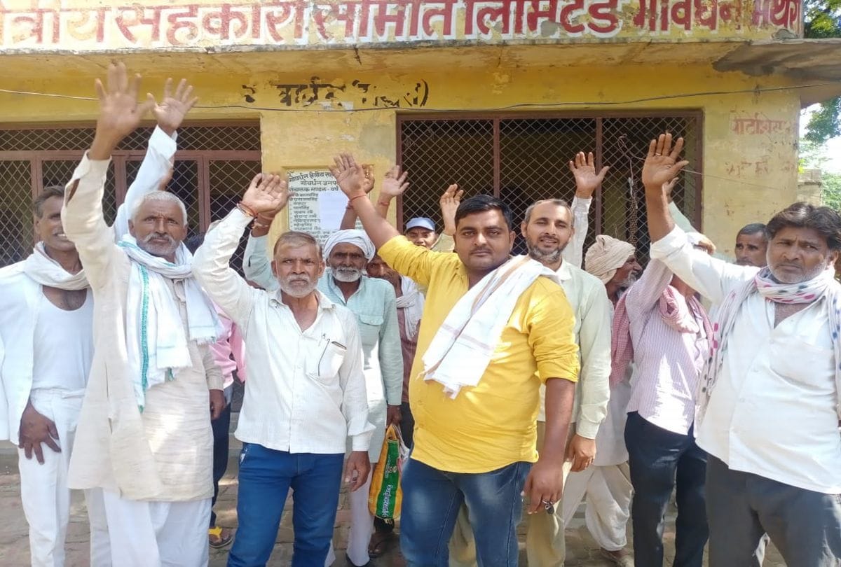 farmers protest due to non-availability of DAP fertilizer in Govardhan mathura