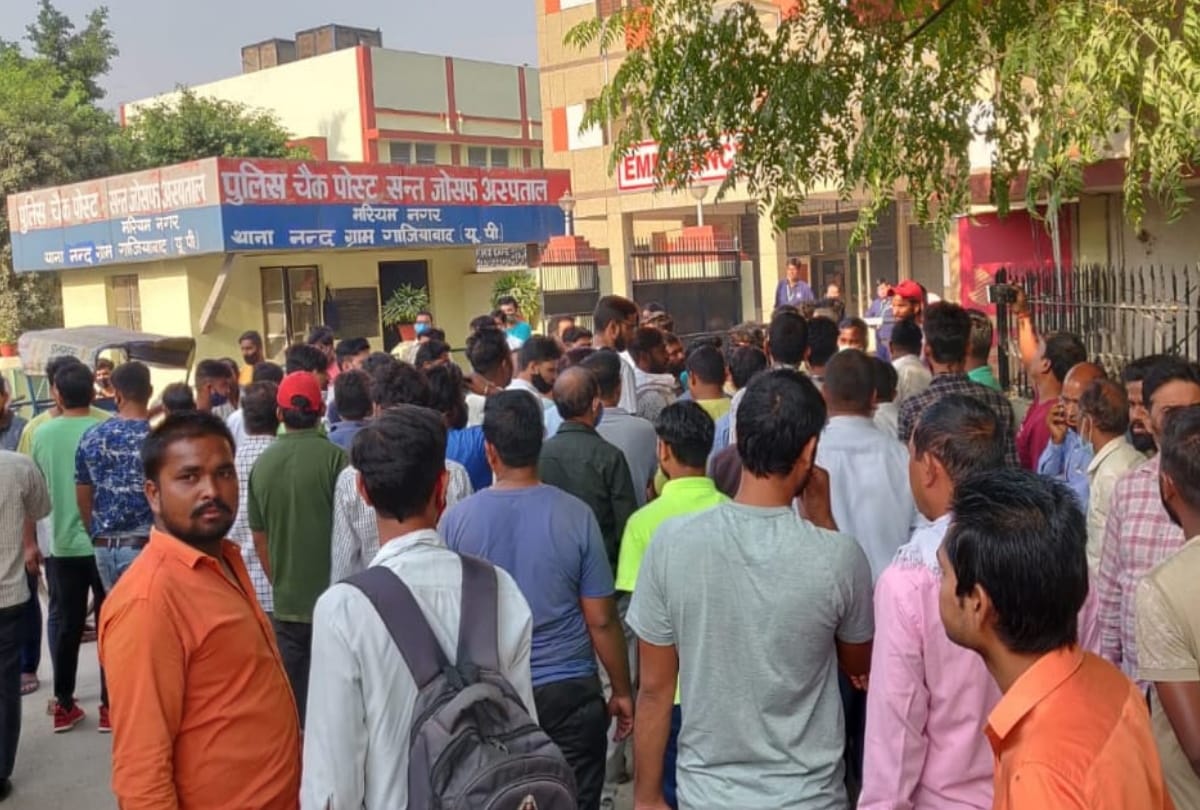 ghaziabad municipal corporation driver died of channel loader falling employees creating furore