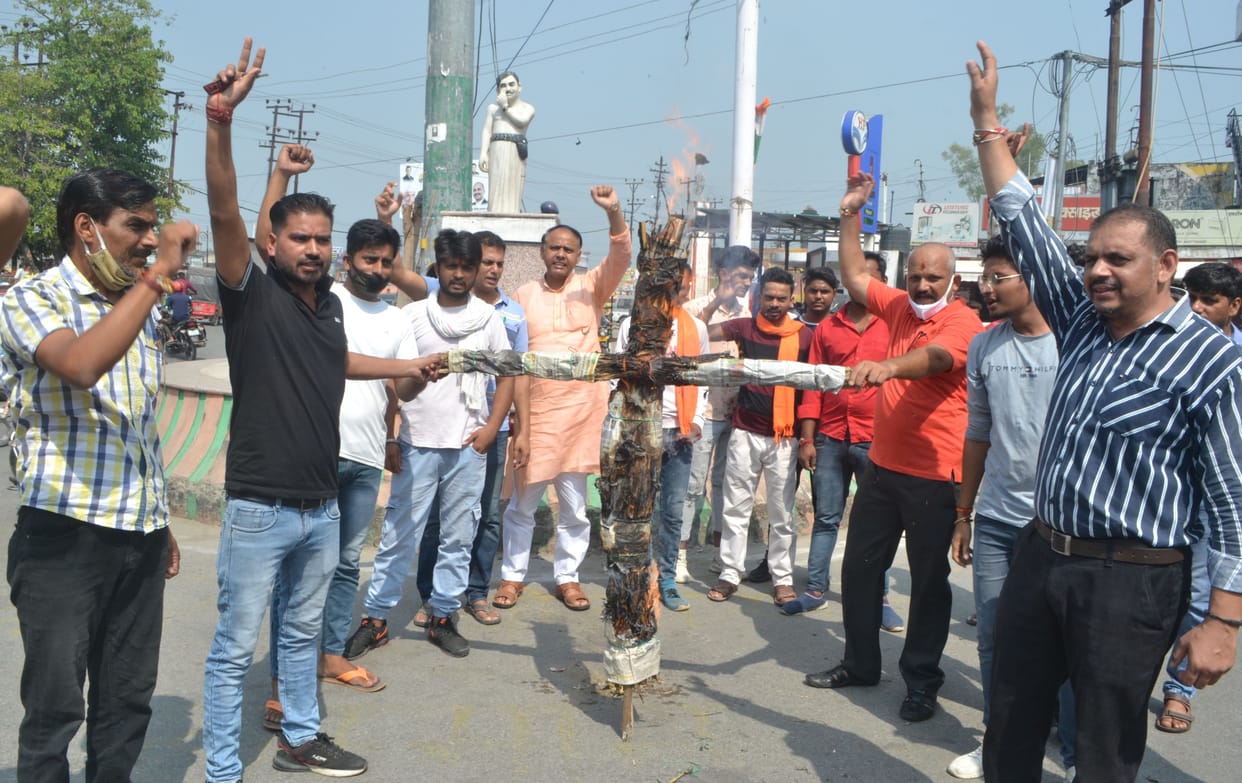 Bajrang Dal burns an effigy of Islamic terrorism