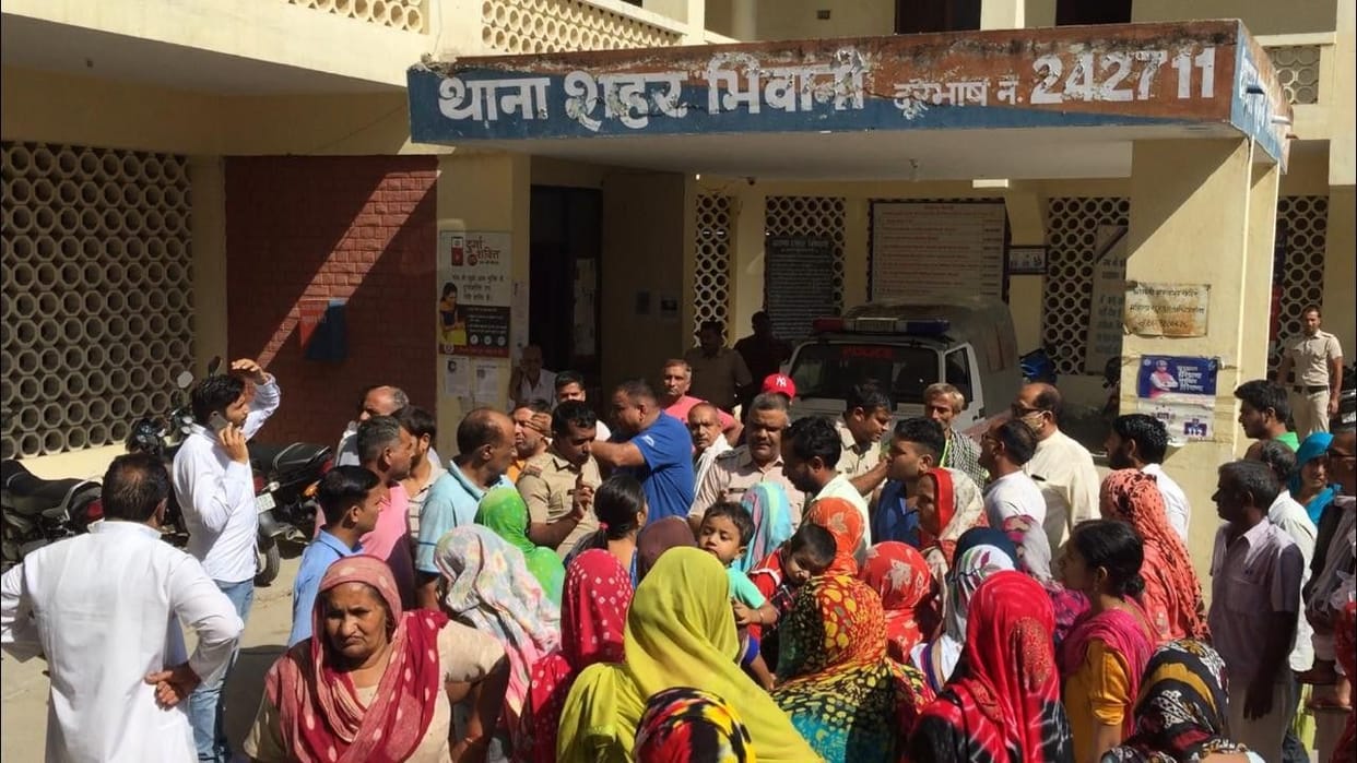 Women reached the city police station regarding the death of the child, created a ruckus