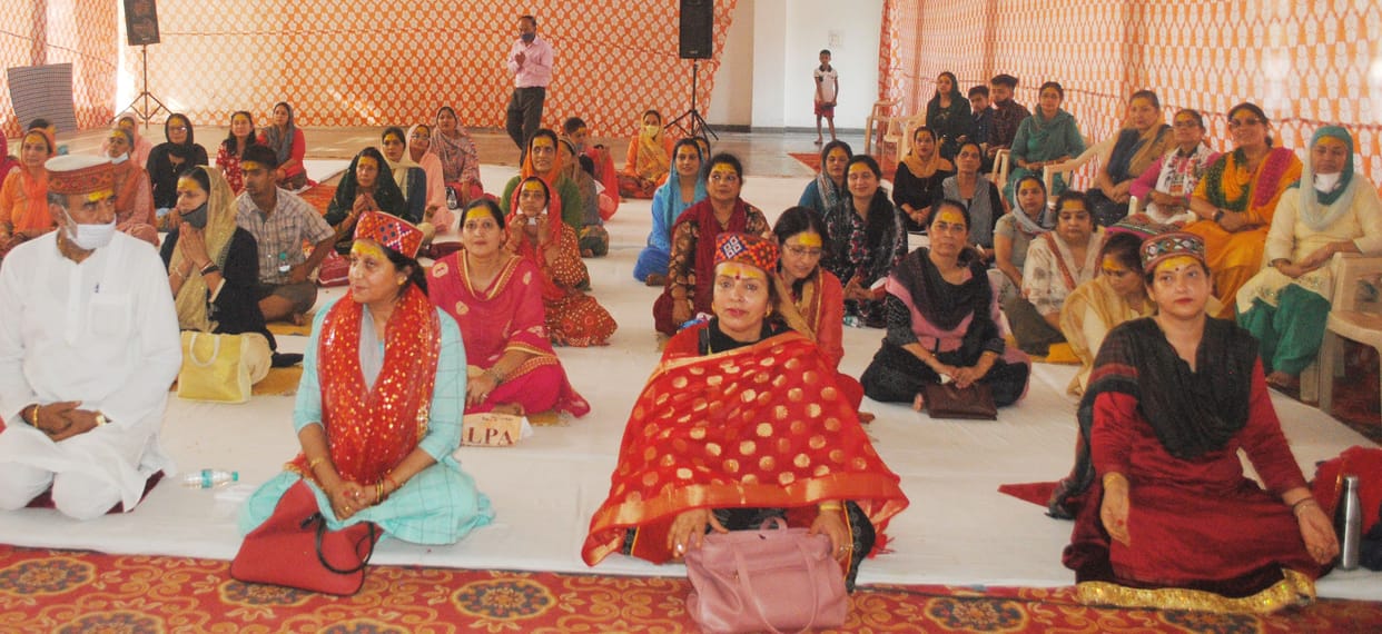 Devotees gathered in the temples, worshiped Maa Chandraghata