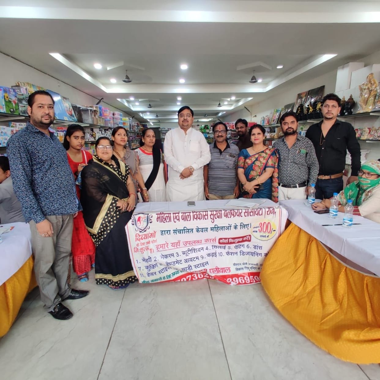 Hathras: Hundreds of people got vaccinated to beat Corona