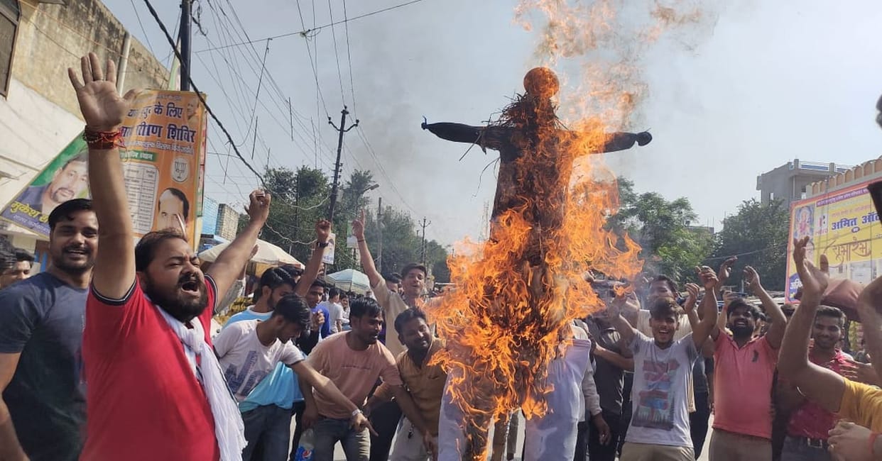 VHP protested by burning Pakistan's effigy and flag