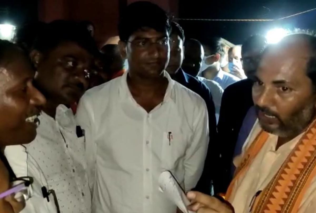People showered questions in front of minister at Maharajganj