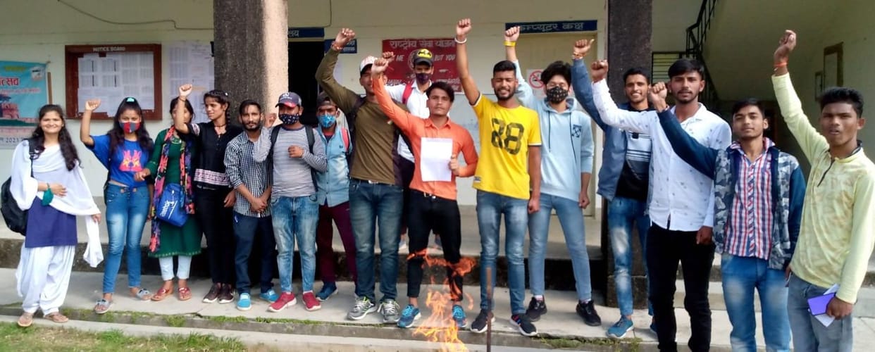 The student council burnt the effigy of the vice-chancellor, enraged by the lack of seats