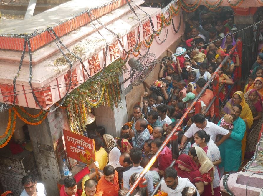 navratri 2021 vindhyachal dham devotees long line for worship of maa Chandraghanta in Vindhyavasini temple mirzapur online darshan on social media