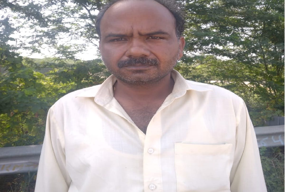 Hotel worker going to deposit children fees was robbed on Yamuna Expressway miscreants made victim by giving lift