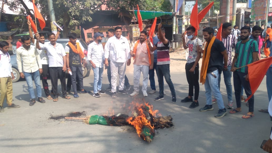 VHP and Bajrang Dal workers burnt Pak's effigy