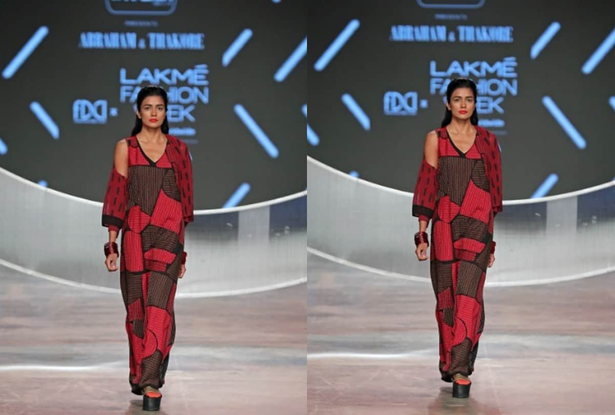 lakme Fashion week 2021 Dia Mirza Wore Black kaftan Abraham And Thakore Collection