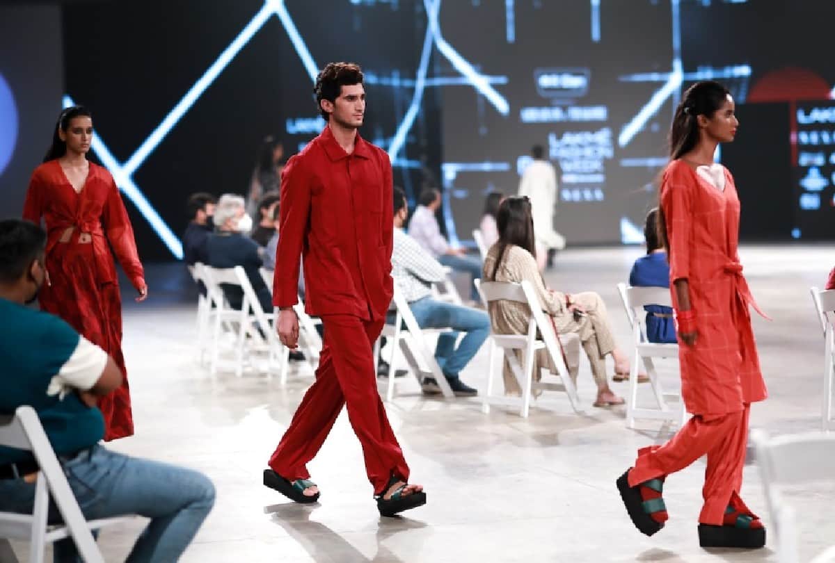 lakme Fashion week 2021 Dia Mirza Wore Black kaftan Abraham And Thakore Collection