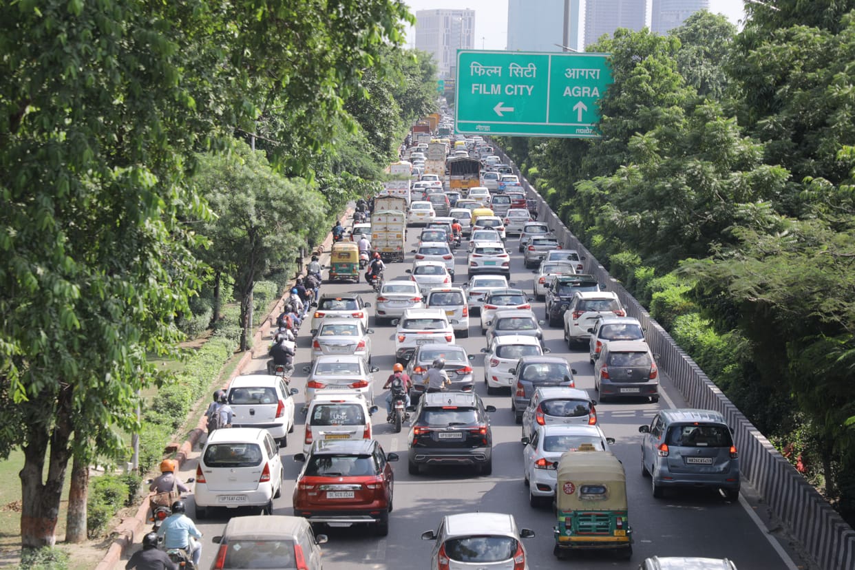 Ten km jam due to road collapse on Noida Expressway