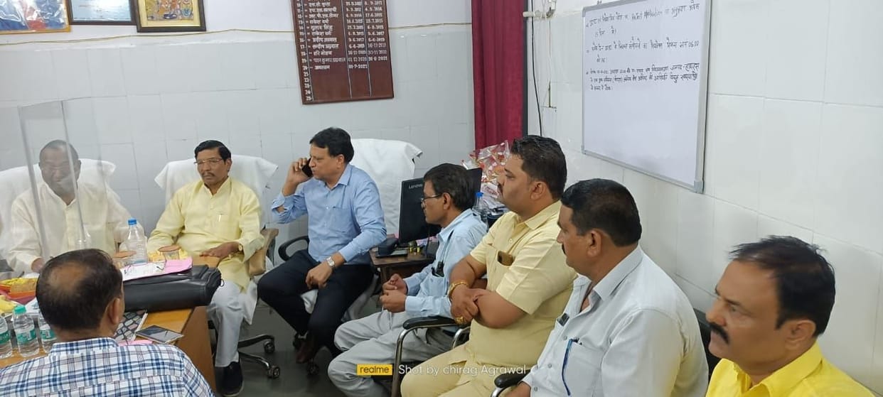 Hathras: People's representatives churned with the officials regarding the problems of electricity