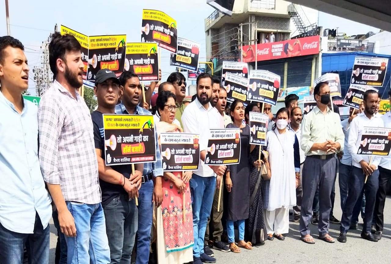 Petrol, Diesel Prices 9 october today : petrol price crossed 100 rupees in dehradun, protest done by congress photos
