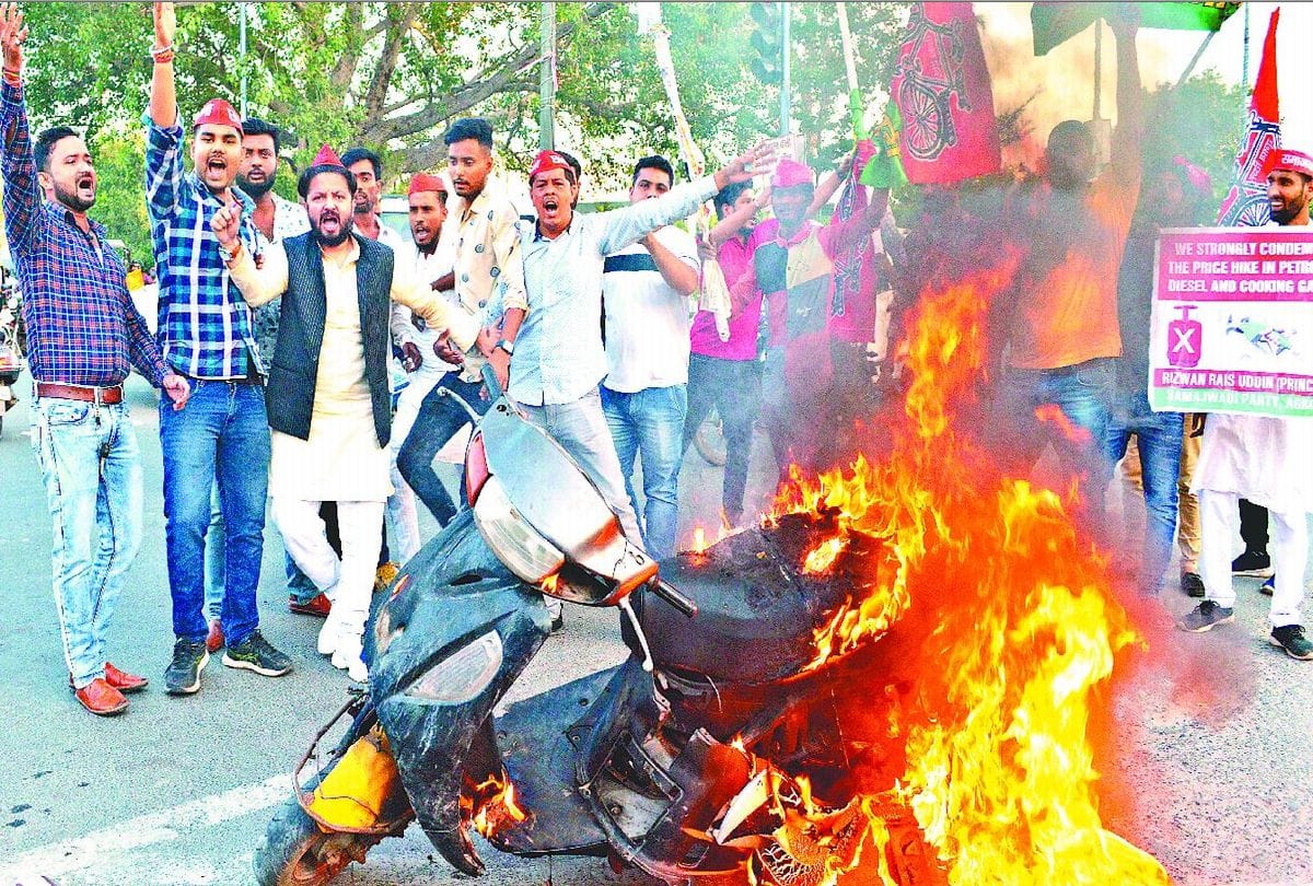 Samajwadi Party leader sets scooter on fire protest against petrol price hike in agra