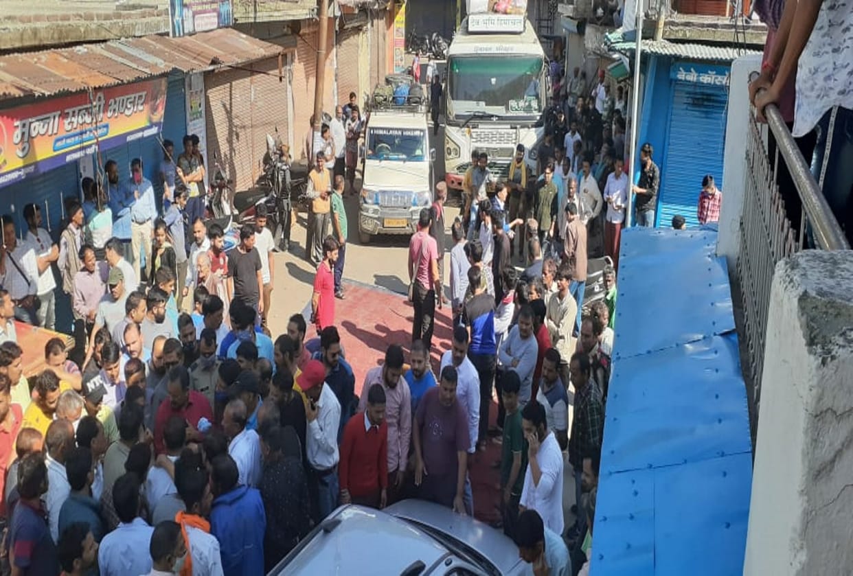 Uttarkashi News: city trade board general secretary beaten, angry traders did protest