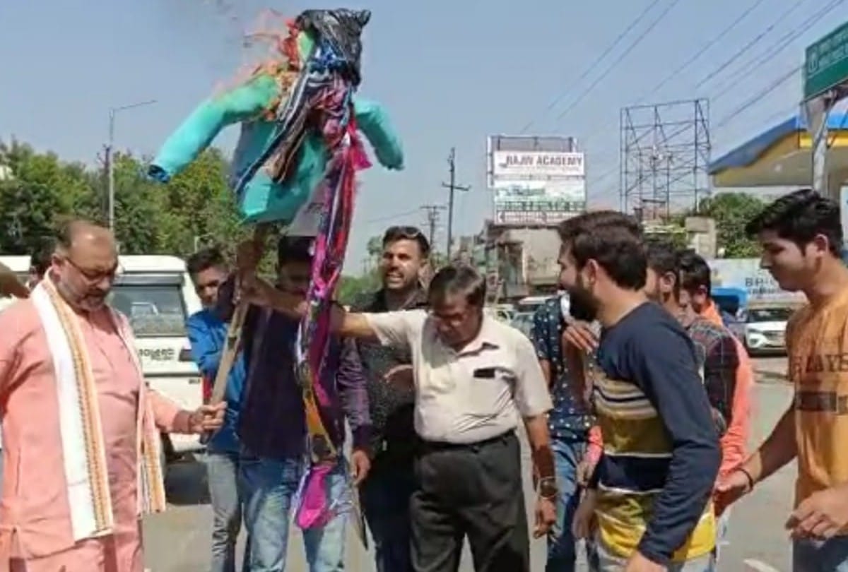 VHP and Bajrang Dal Protest against killing of Hindus in Kashmir in Mathura