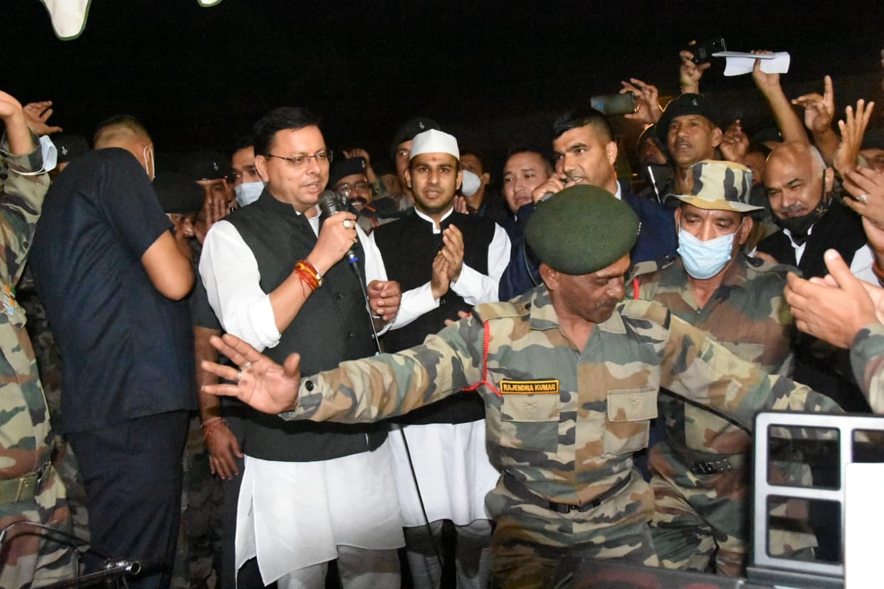 Territorial Army Day: Chief Minister Pushkar Singh Dhami danced among soldiers, sang Bedu Pako Barmasa song, photos