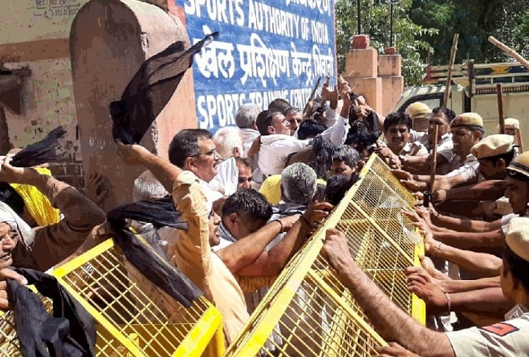 Farmers show black flags to BJP leaders in Bhiwani