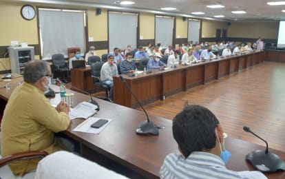 Panchayati Raj Minister Bhupendra Singh Chaudhary held a review meeting in varanasi said  speed up the construction of panchayat buildings and toilets
