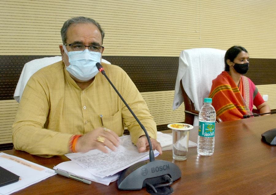 Panchayati Raj Minister Bhupendra Singh Chaudhary held a review meeting in varanasi said  speed up the construction of panchayat buildings and toilets
