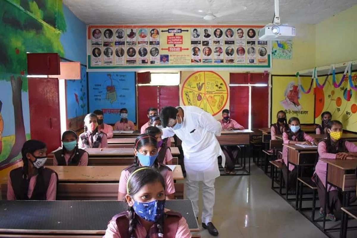 Minister of State for Basic Education inaugurated facility of smart classes in 124 council schools Varanasi