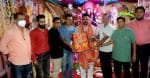 जोगिंद्रनगर में तीसरी संध्या में मुख्यातिथि को सम्मानित करते वरिष्ठ सदस्य।