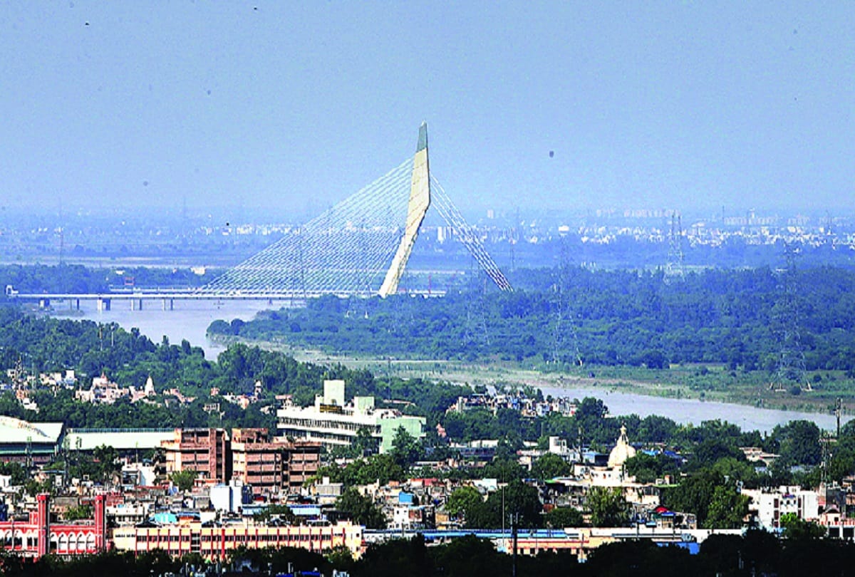   A sheet of pollution started spreading in Delhi-NCR