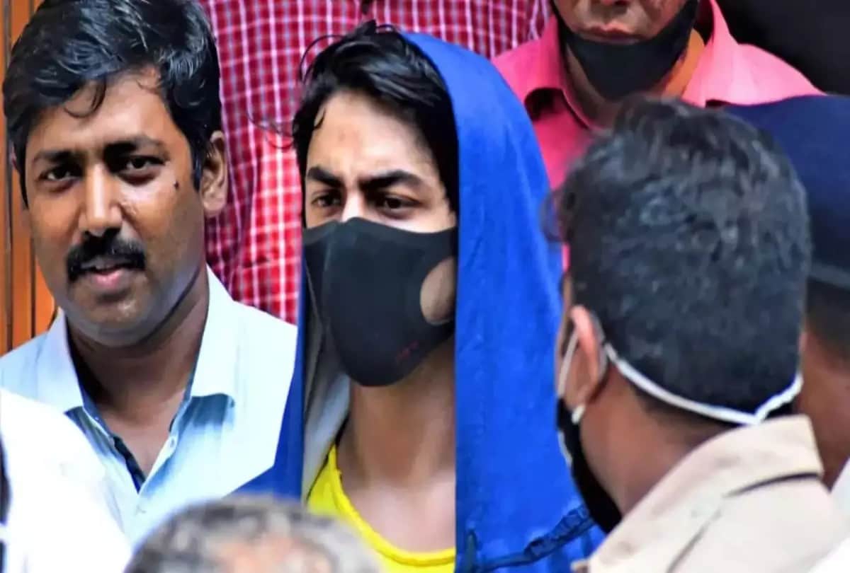 sushant singh rajput fans gather outside mannat to support shahrukh khan in aryan case on behalf of late actor