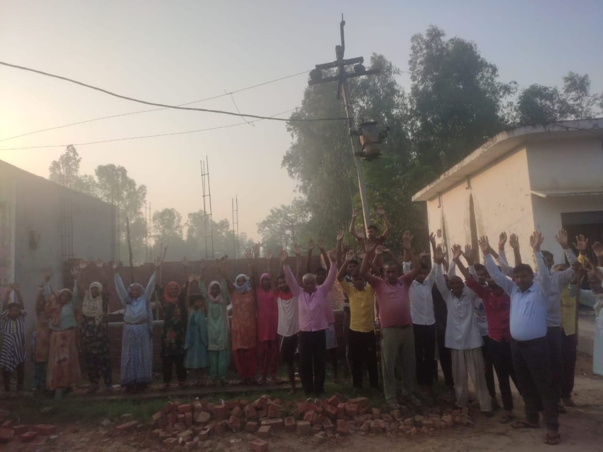 Opposition to remove high tension line from above population