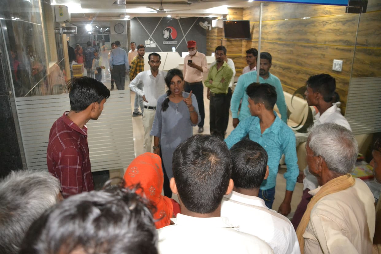 Laborer's death, accused of recovering five lakhs in the name of treatment in private hospital, relatives blocked the way