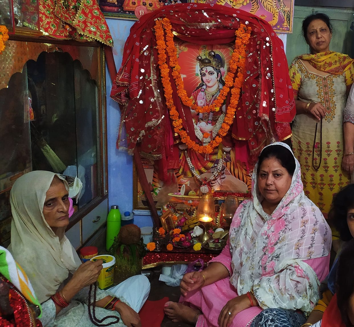 Offerings are not made in the court of Maa Durga, devotees do one and a half lakh chants every day