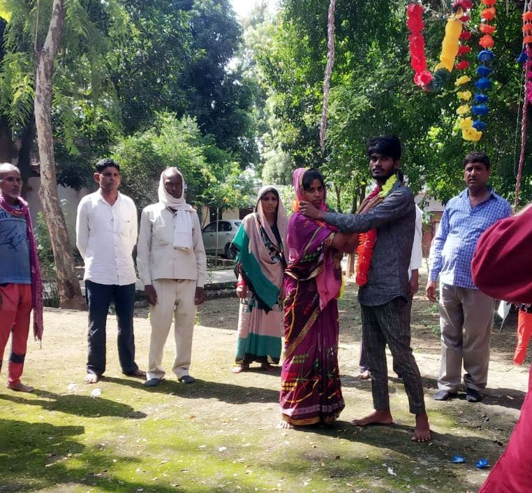 Kanpur dehat : A girl adamant on marrying her lover, the couple wore a jaimala in the police station