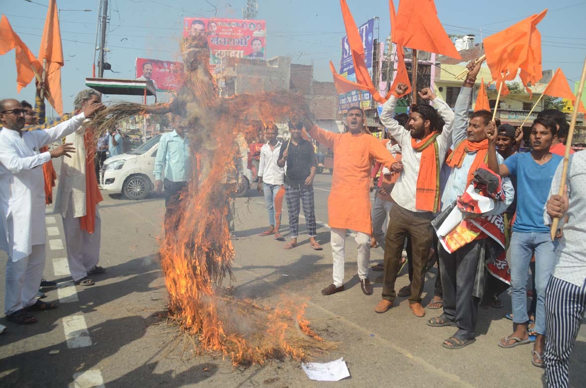 Bajrang Dal burns an effigy of Pakistan