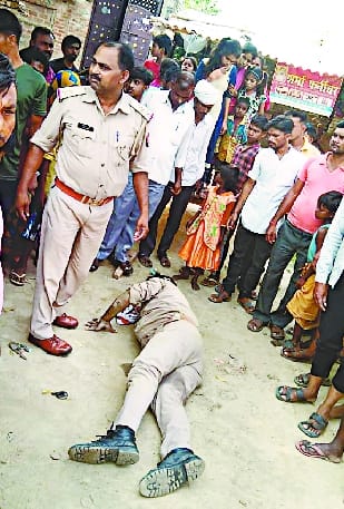 The animal-laden pickup trampled the home guard chasing the bike