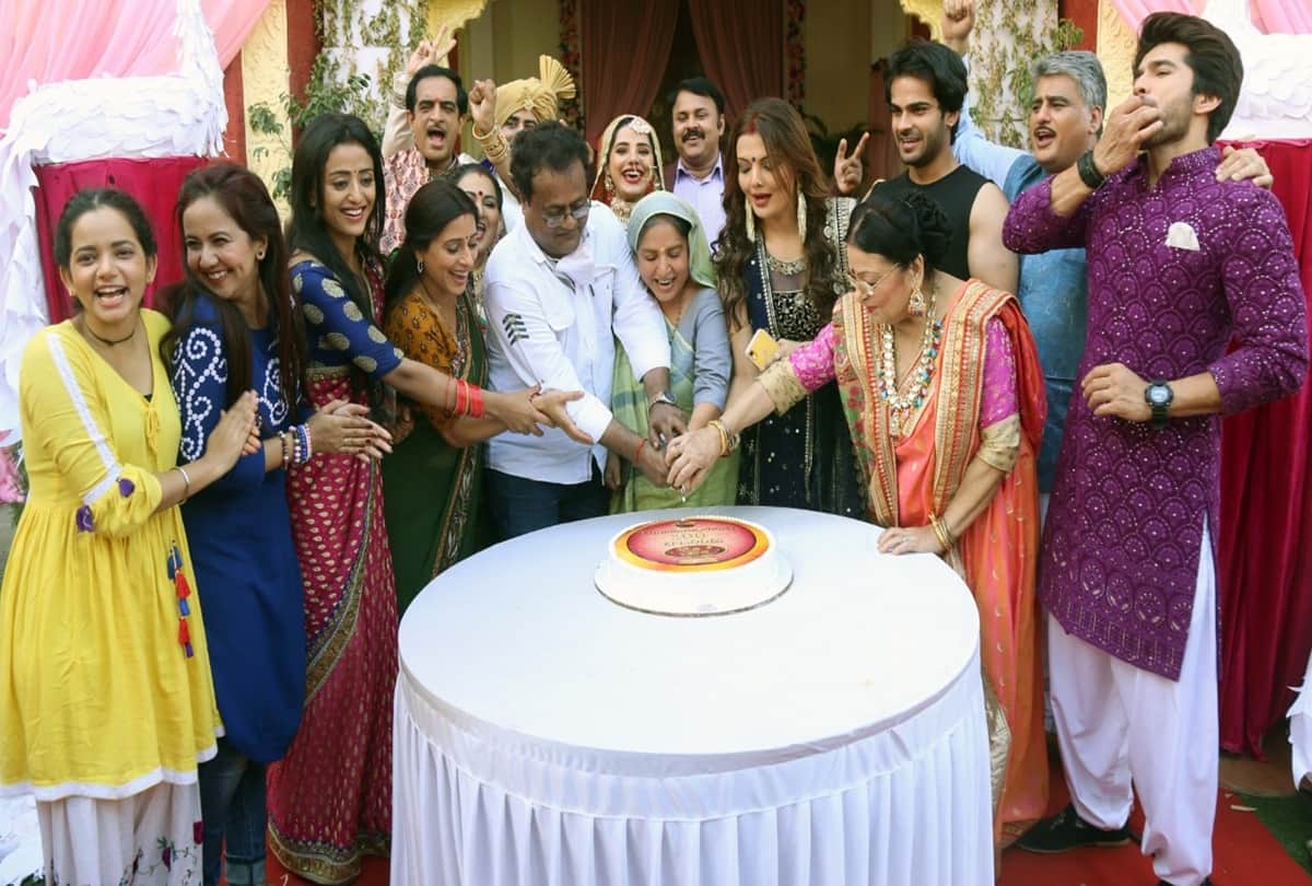 Tv show Ranju ki betiyaan completed 200 episodes ayub khan and deepshikha celebrated the success with whole team