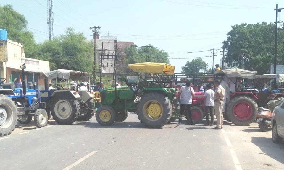 Angry villagers blocked the Jewar-Khurja road for two hours due to power cut