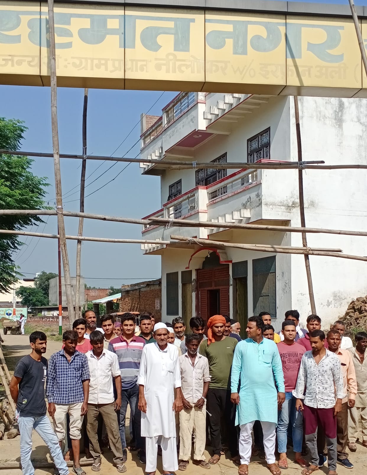 Uproar over naming the main gate of the colony