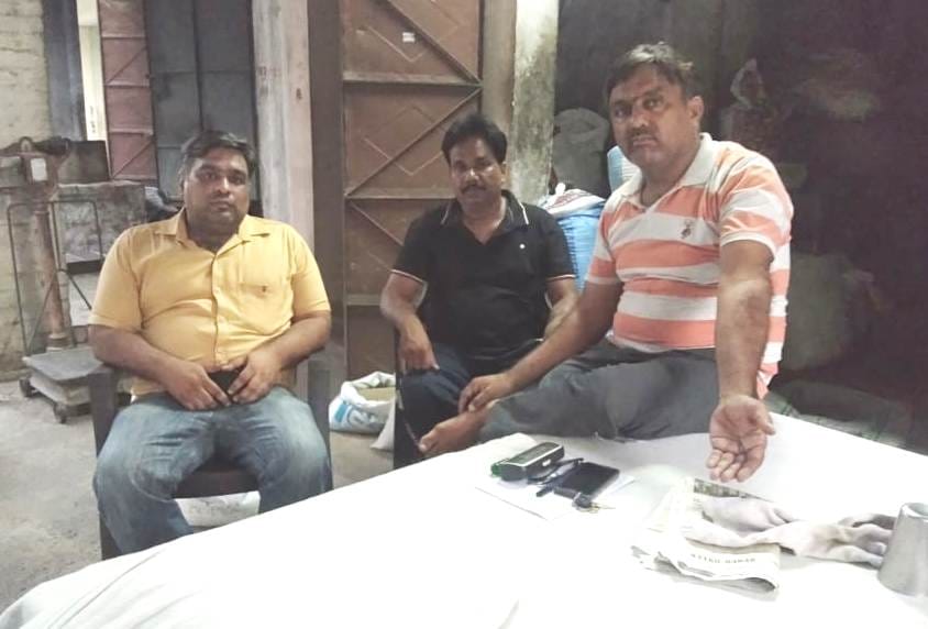 Thief absconding with piggy bank from shop in grain market, bike number caught on camera