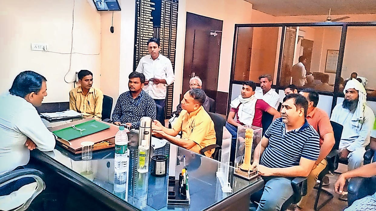 Farmers will get fertilizer at government price only, SDM said in joint meeting with vendors