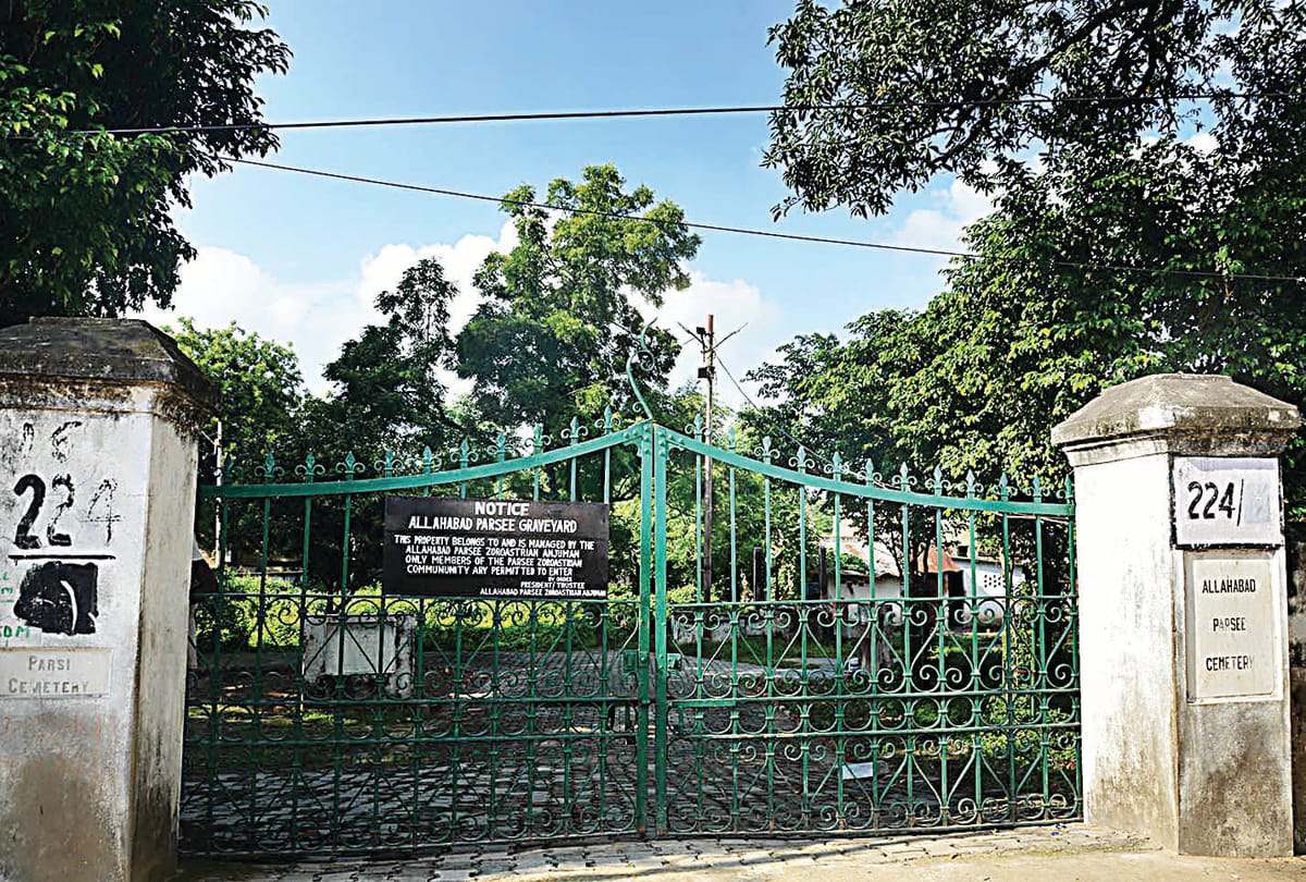 ममफोर्डगंज स्थित पारसी कब्रिस्तान परिसर में फिरोज गांधी की कब्र बदहाल स्थिति में हो गई है।