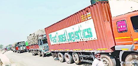Traffic stopped to build railing of Kadu bridge, jammed on Pilibhit highway