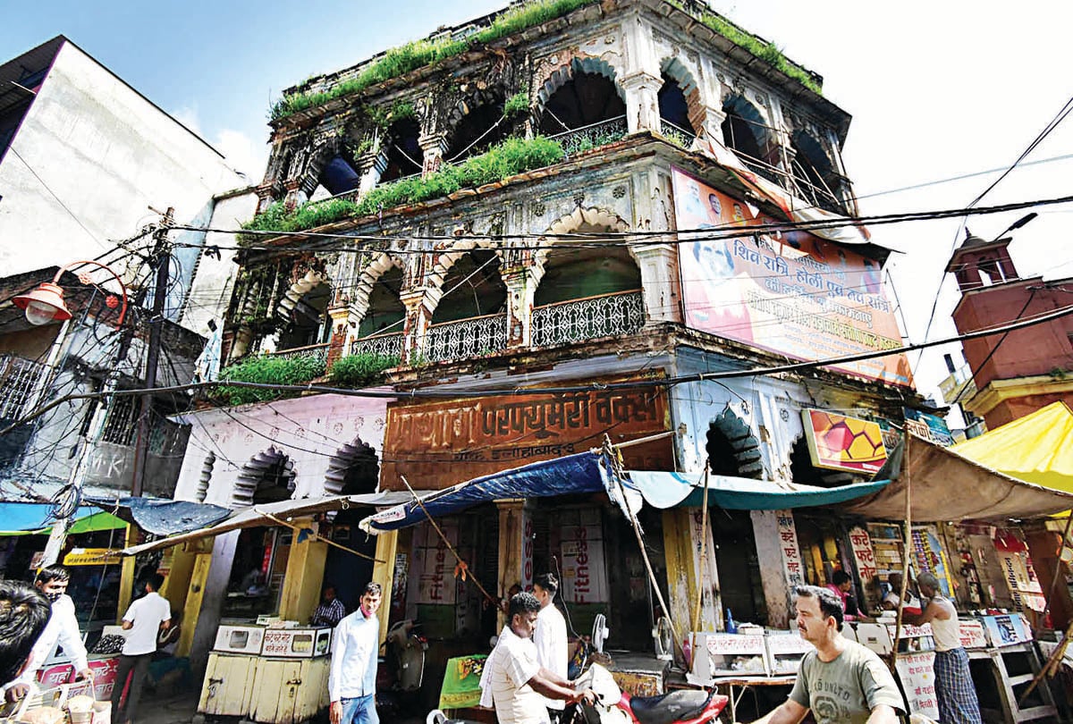 प्रयागराज चौक इलाके के लोकनाथ चौराहे का मकान। ऐसा कहा जाता है कि पं. जवाहर लाल नेहरू का जन्म इसी स्थान पर हुआ था।
