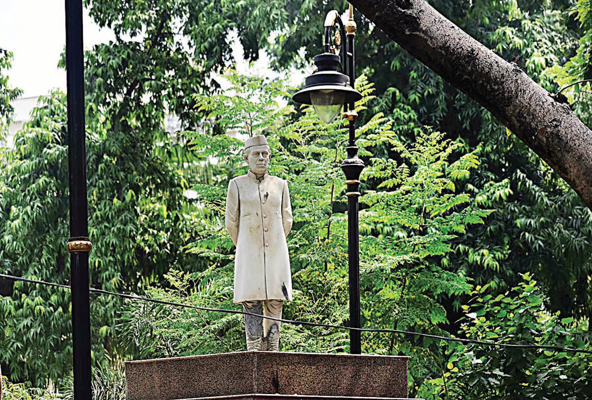 प्रयागराज के बालसन चौराहे पर नेहरू की प्रतिमा।