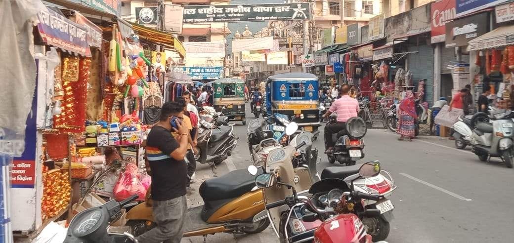 The market of chaos started decorating the streets