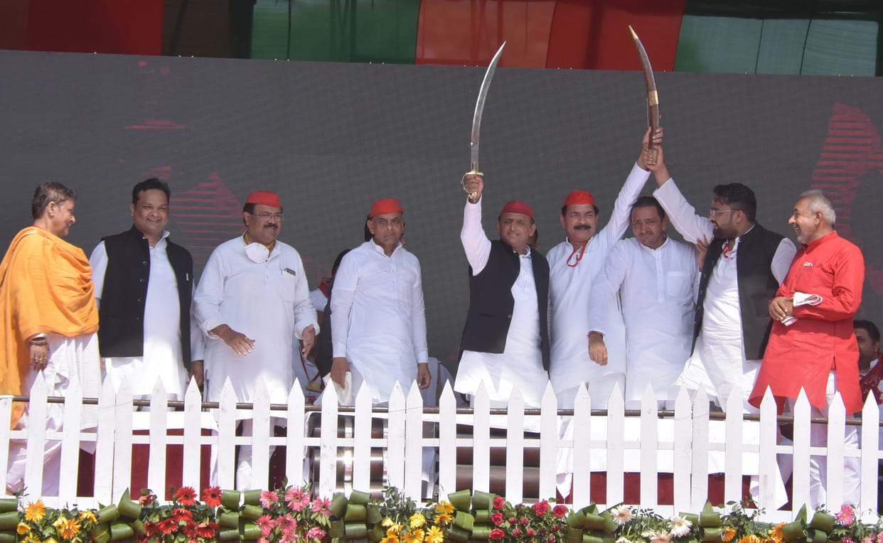 Sword and statues presented to Akhilesh